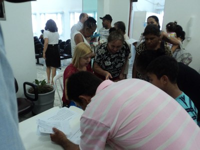 Munícipes se inscrevendo para usar a Tribuna