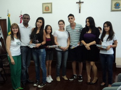 Alunos da EE Poeta Domingos B. Leite com texto selecionado