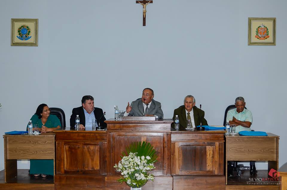 População e autoridades prestigiam Sessão Solene de Aniversário do município